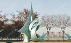 建筑小區(qū)應(yīng)當(dāng)怎樣選擇不銹鋼雕塑？