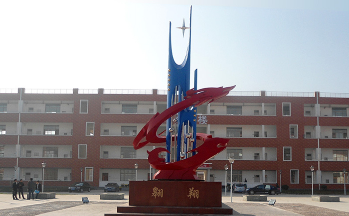 不銹鋼雕塑制作完成之后，需要對表面進(jìn)行打磨噴漆，這樣才可以獲得想要的表面效果，不銹鋼雕塑打磨噴漆有一些注意事項(xiàng)，下面給大家介紹一下。